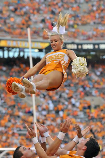Lancio di cheerleader a Knoxville (Reuters)